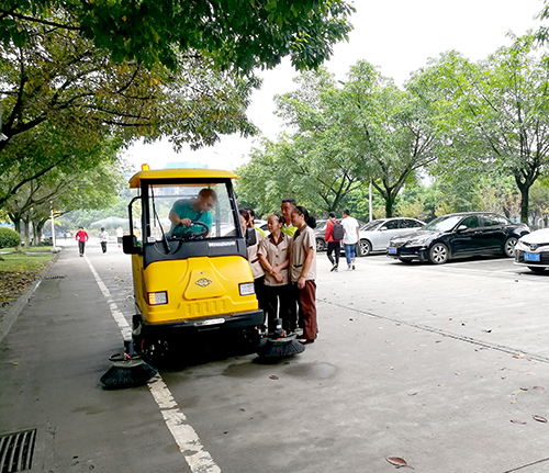 1541140330167598.jpg 掃地車培訓(xùn).jpg